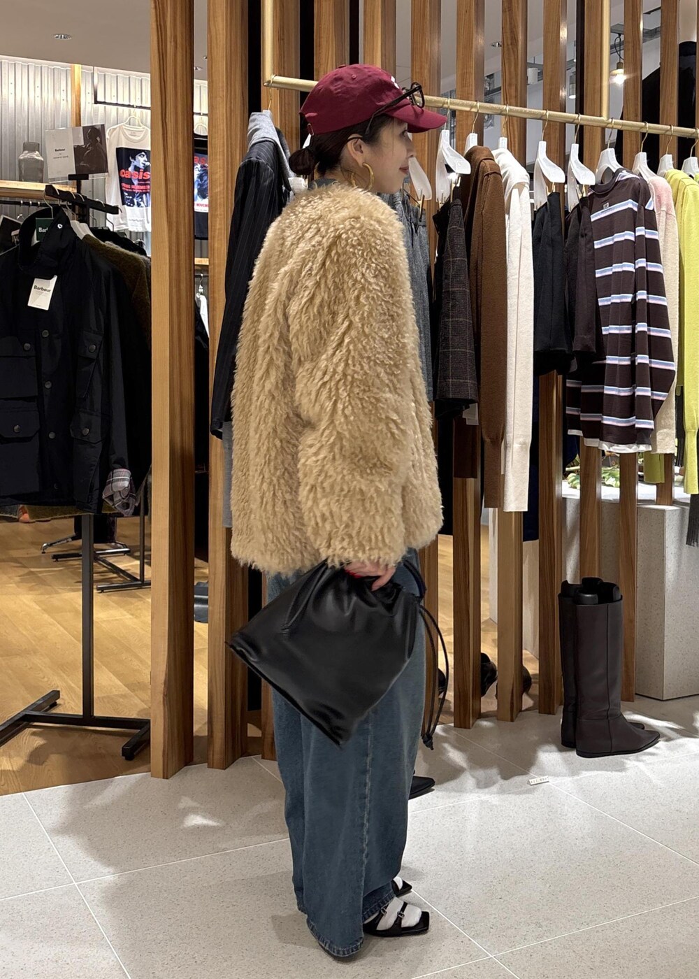 ブラック系のショルダーバッグ、ブルー系のつなぎ/オールインワン、ベージュ系のその他アウターを着用したレディースの秋コーディネートの5枚目の写真