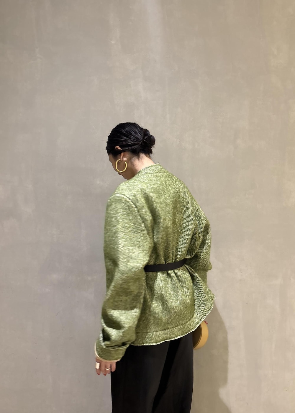 ブラック系のサンダル、ブラック系のその他パンツ、イエロー系のキーホルダーを着用したレディースの秋コーディネートの10枚目の写真