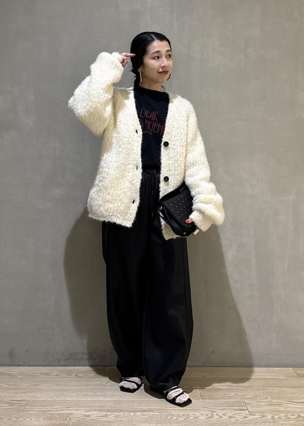 ブラック系のその他パンツ、ホワイト系のカーディガン/ボレロを着用したレディースの秋コーディネートの4枚目の写真