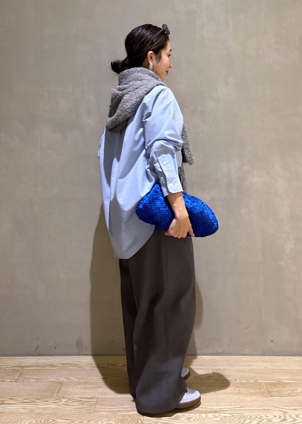 ブルー系のスニーカー、ブルー系のシャツ/ブラウス、グレー系のスラックスを着用したレディースの冬コーディネートの5枚目の写真