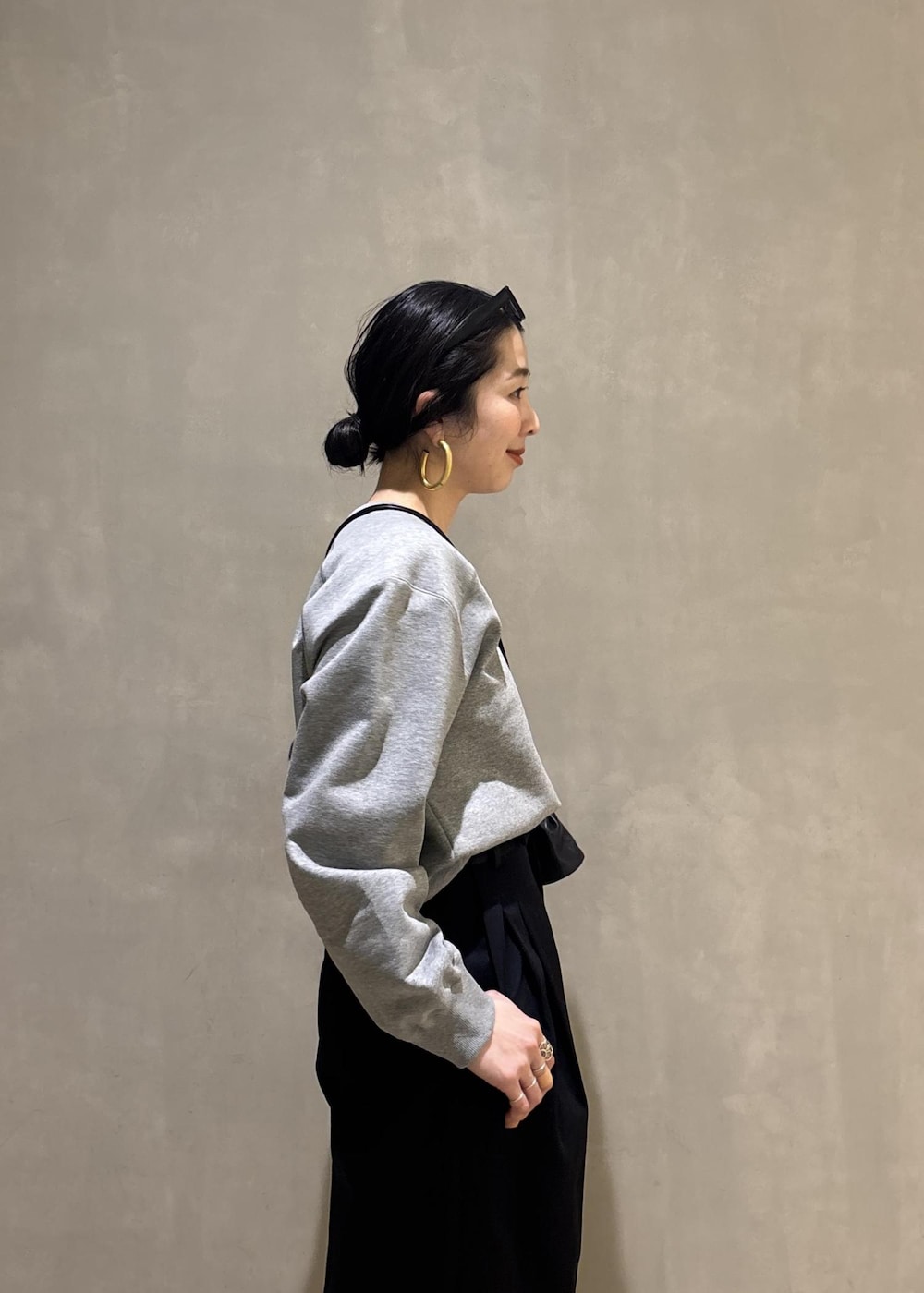 ブラック系のショルダーバッグ、グレー系のスウェット、ブラック系のその他パンツを着用したレディースの冬コーディネートの8枚目の写真