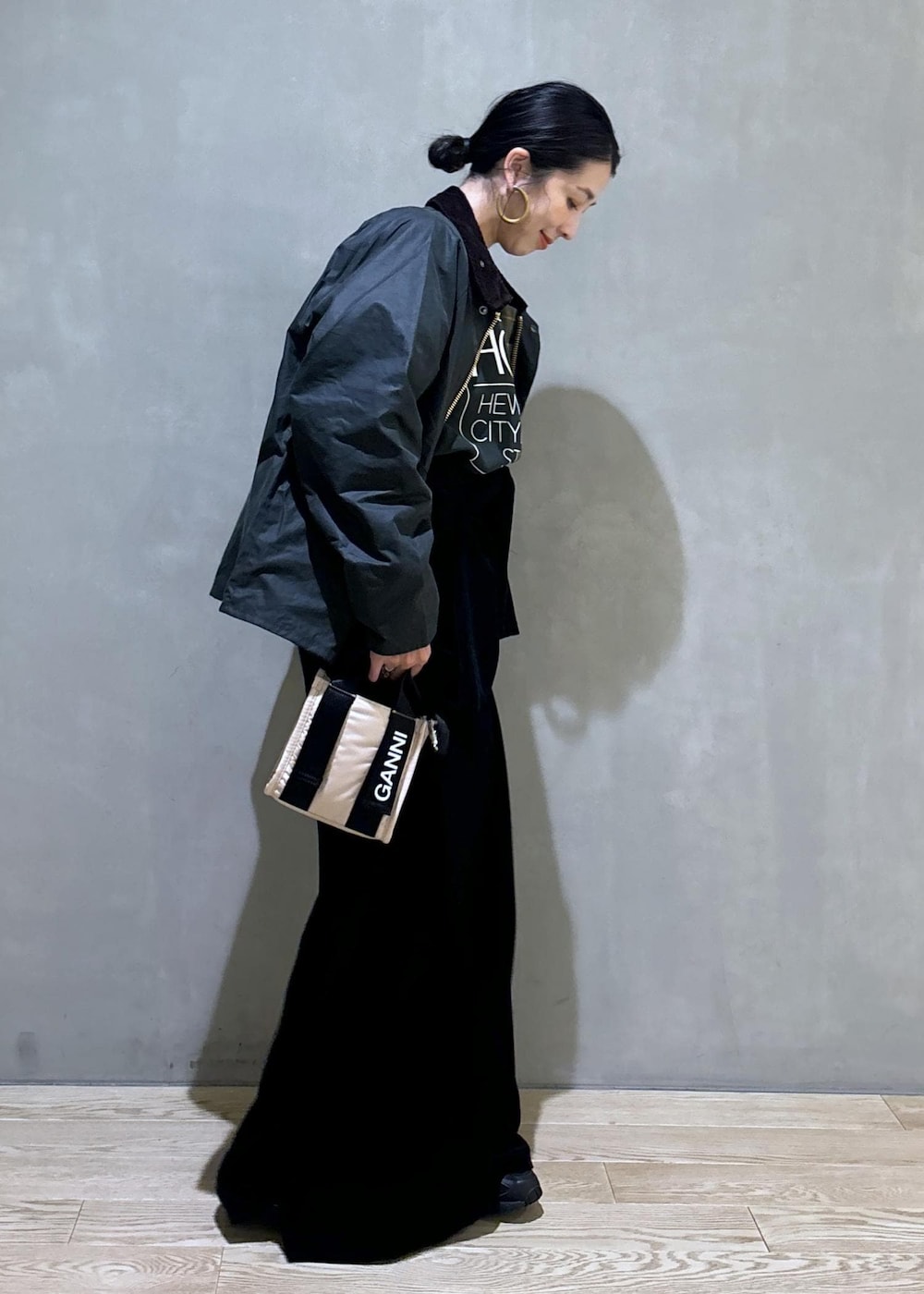 「Barbour、バブアー、チャンピオン、TRANSPORT、Champion for ADAM ET ROPE'、Champion、秋コーデ、お出かけコーデ、アウトドアコーデ、大人カジュアル、パンツスタイル、ADAM ET ROPÉ、ナチュラル、イエベ春、ノーマル」｜「GANNIの【GANNI for ADAM ET ROPE'】Recycled tech Mini Tote（トートバッグ、ベージュ系）」を使った、SAKIさん（レディース・154cm）の秋コーディネートの5枚目の写真