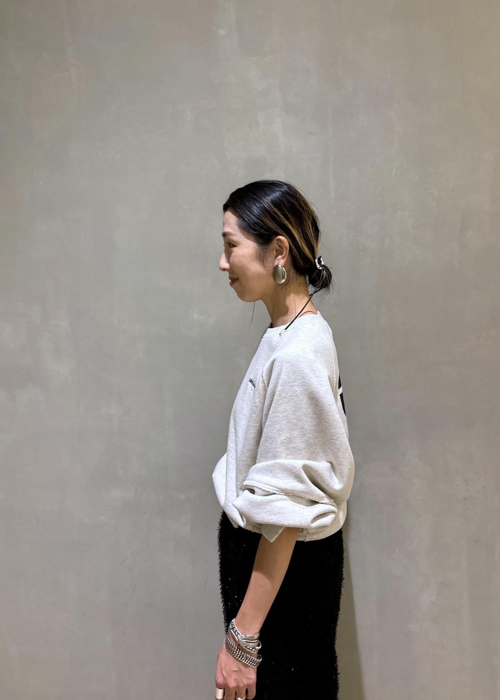 ブラウン系のハンドバッグ、ブラック系のその他パンツ、ホワイト系のスウェットを着用したレディースの夏コーディネートの10枚目の写真