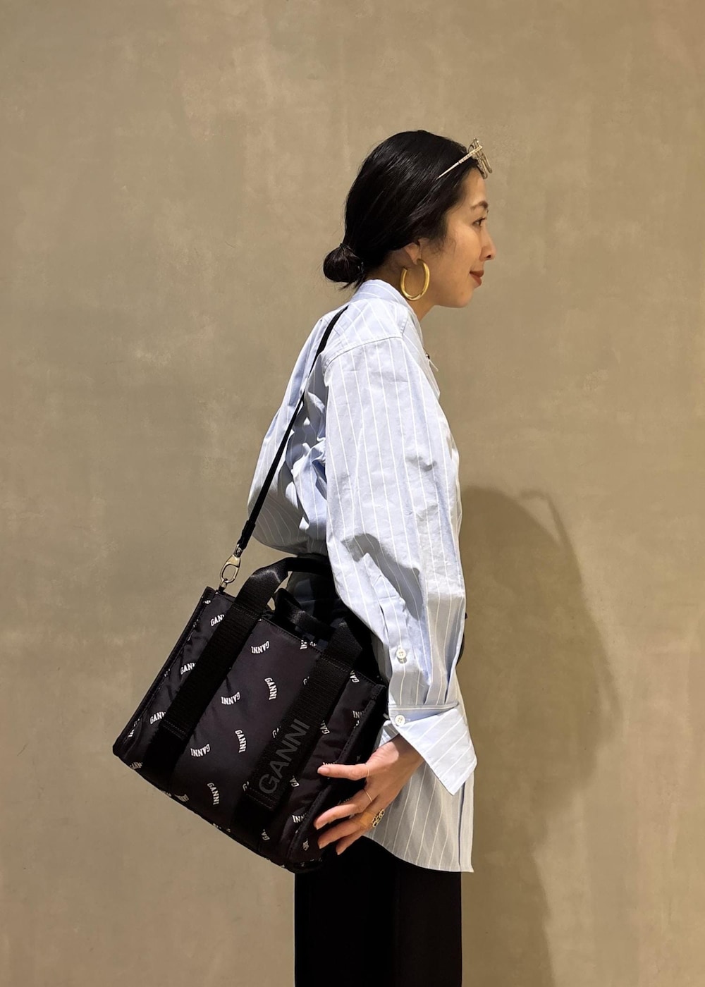 ブルー系のシャツ/ブラウス、ブラック系のトートバッグ、ブルー系のバンダナ/スカーフを着用したレディースの冬コーディネートの9枚目の写真