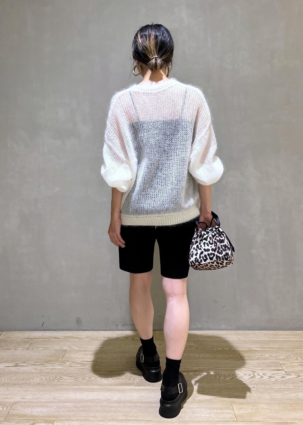 ブラック系のその他パンツ、ブラウン系のハンドバッグ、ブラック系のチューブトップを着用したレディースの夏コーディネートの5枚目の写真