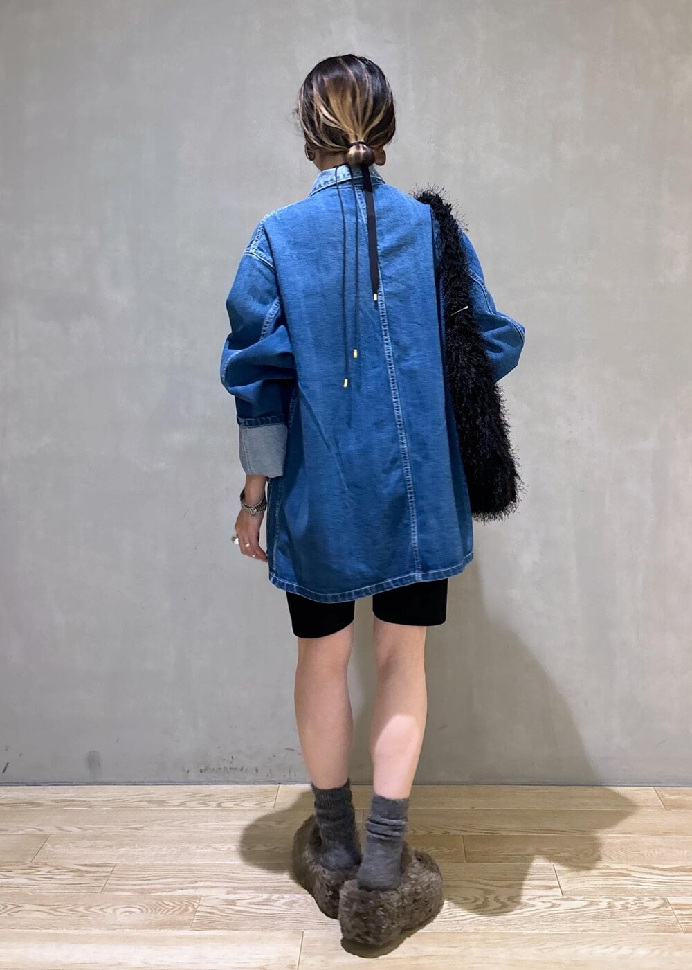 ブラック系のその他パンツ、ブラウン系のサンダル、ブラック系のハンドバッグを着用したレディースの夏コーディネートの6枚目の写真