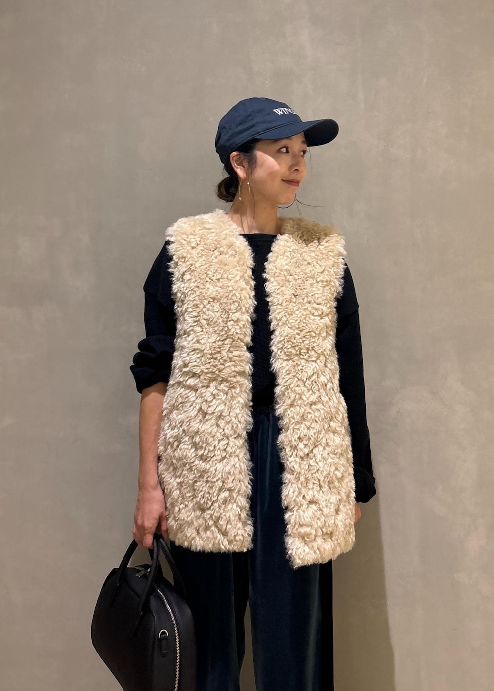 ブラック系のTシャツ/カットソー、ホワイト系のパンプス、ベージュ系のその他アウターを着用したレディースの秋コーディネートの9枚目の写真