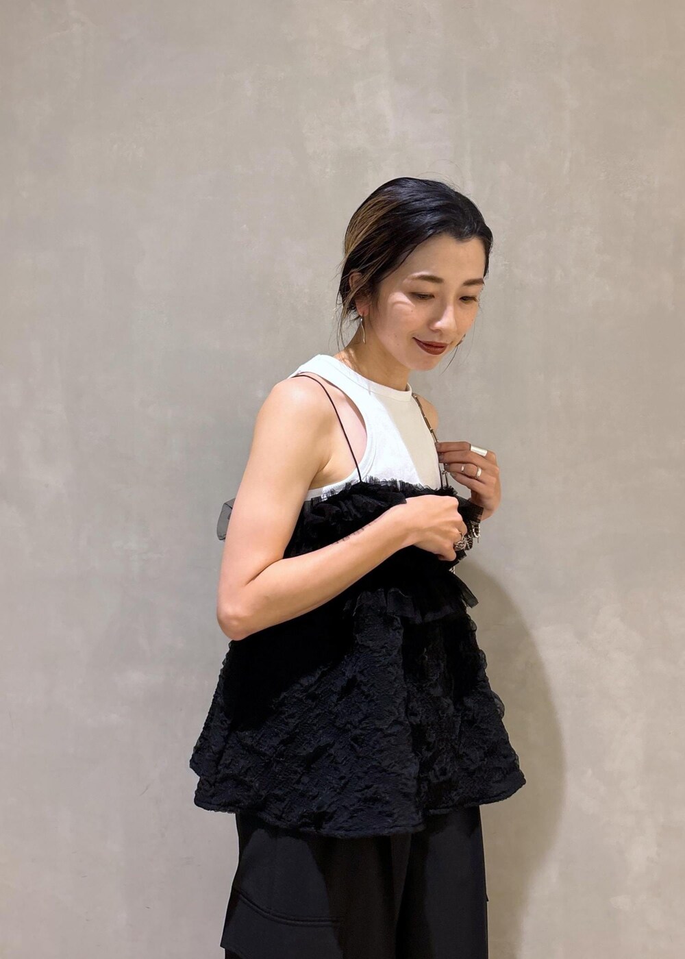 ホワイト系のタンクトップ、ブラック系のその他パンツ、ホワイト系のショルダーバッグを着用したレディースの夏コーディネートの9枚目の写真