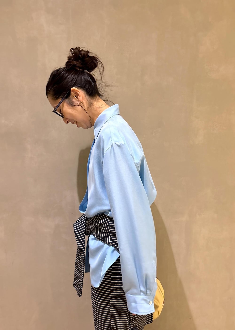 ブルー系のシャツ/ブラウス、ブラック系のサンダルを着用したレディースの夏コーディネートの9枚目の写真