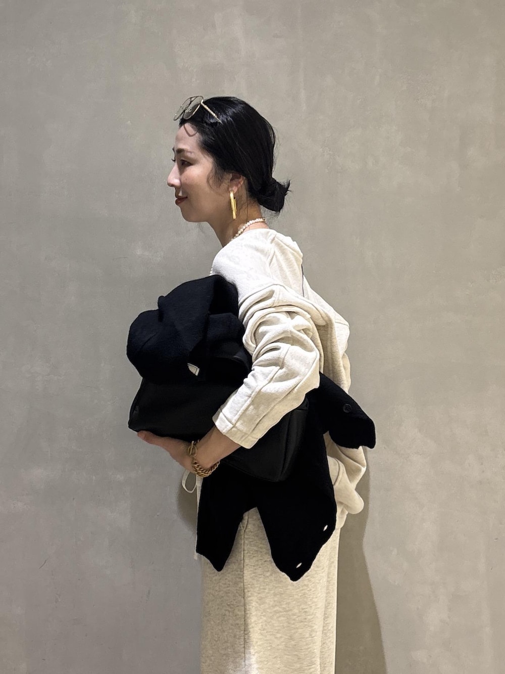 ブラック系のハンドバッグ、ホワイト系のその他パンツ、ホワイト系のスウェットを着用したレディースの冬コーディネートの9枚目の写真