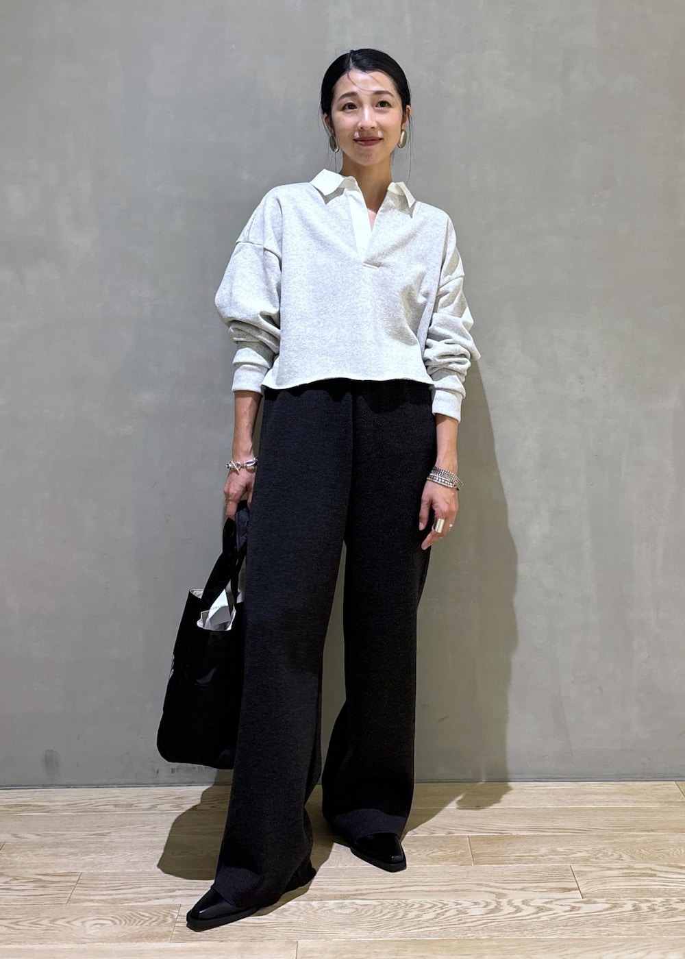 グレー系のその他パンツ、ブラック系のトートバッグ、ホワイト系のTシャツ/カットソーを着用したレディースの秋コーディネートの5枚目の写真