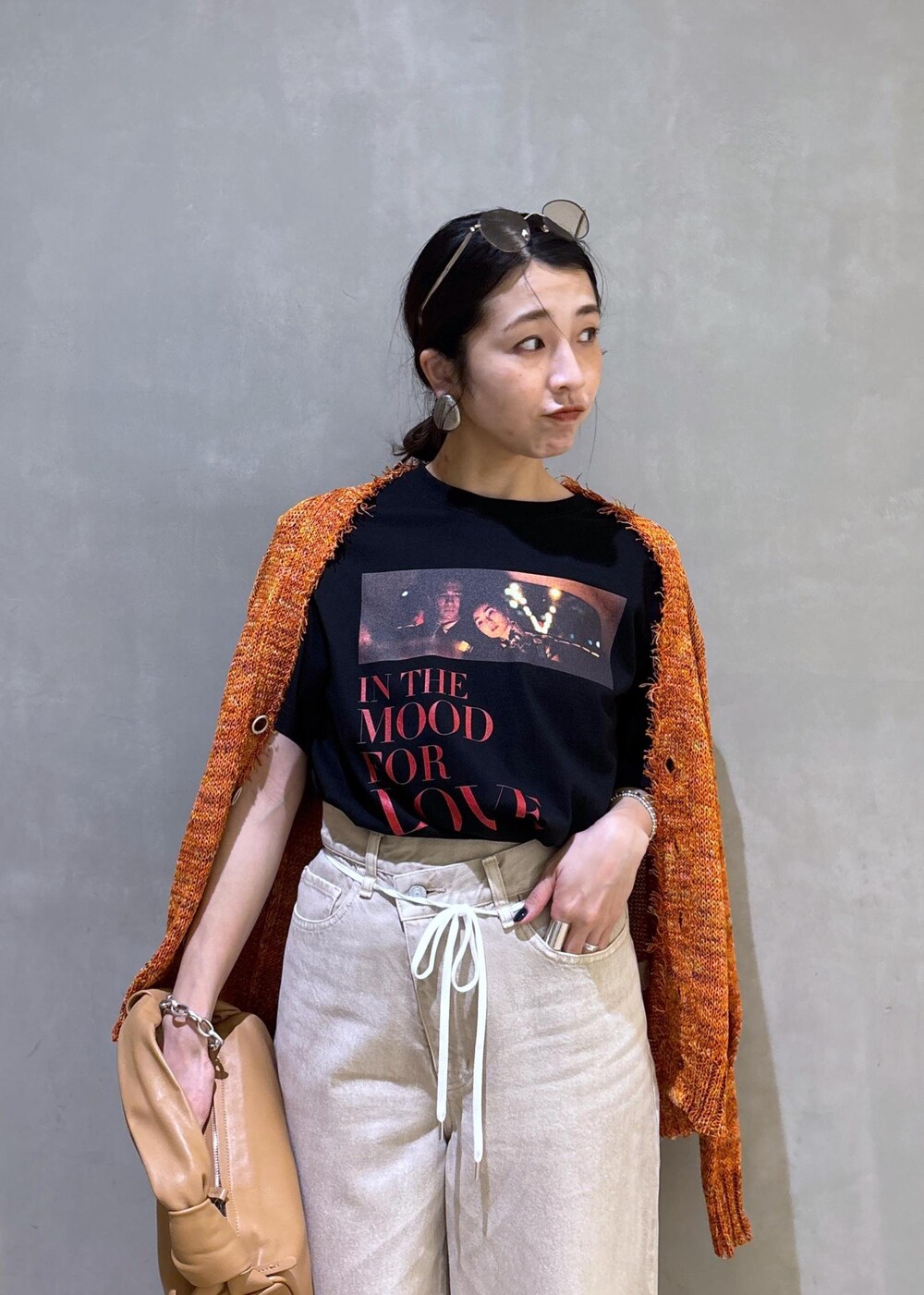 ベージュ系のハンドバッグ、ホワイト系のデニムパンツ、ホワイト系のTシャツ/カットソーを着用したレディースの春コーディネートの8枚目の写真