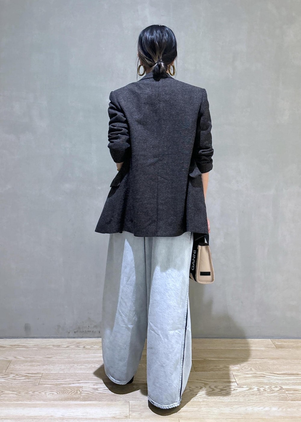 ベージュ系のトートバッグ、ホワイト系のTシャツ/カットソー、ブルー系のその他パンツを着用したレディースの秋コーディネートの5枚目の写真
