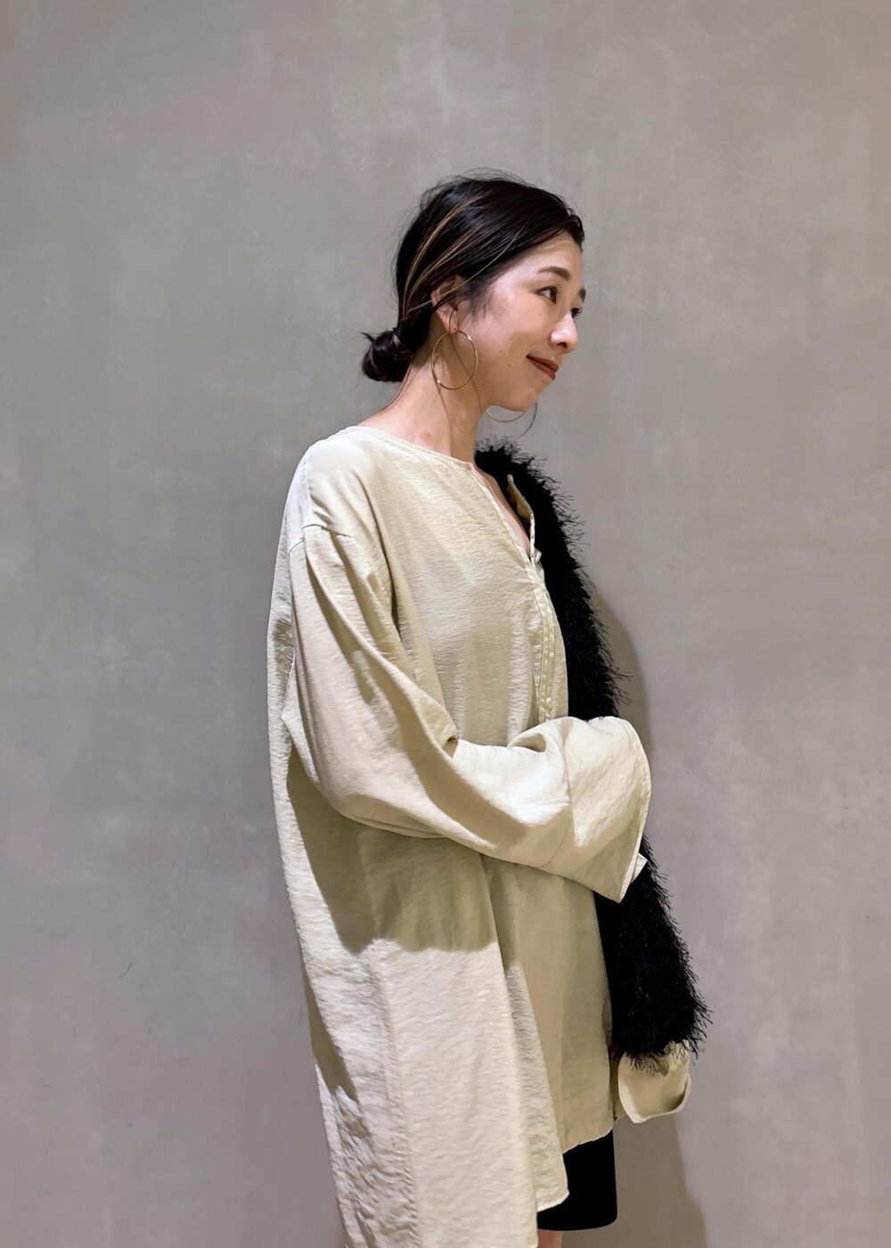 ブラック系のその他パンツ、ブラック系のサンダル、ベージュ系のシャツ/ブラウスを着用したレディースの夏コーディネートの9枚目の写真