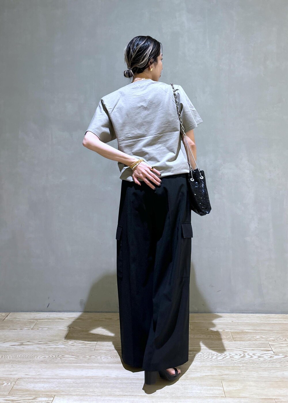 ブラック系のその他パンツ、ブラック系のハンドバッグ、グレー系のTシャツ/カットソーを着用したレディースの夏コーディネートの4枚目の写真