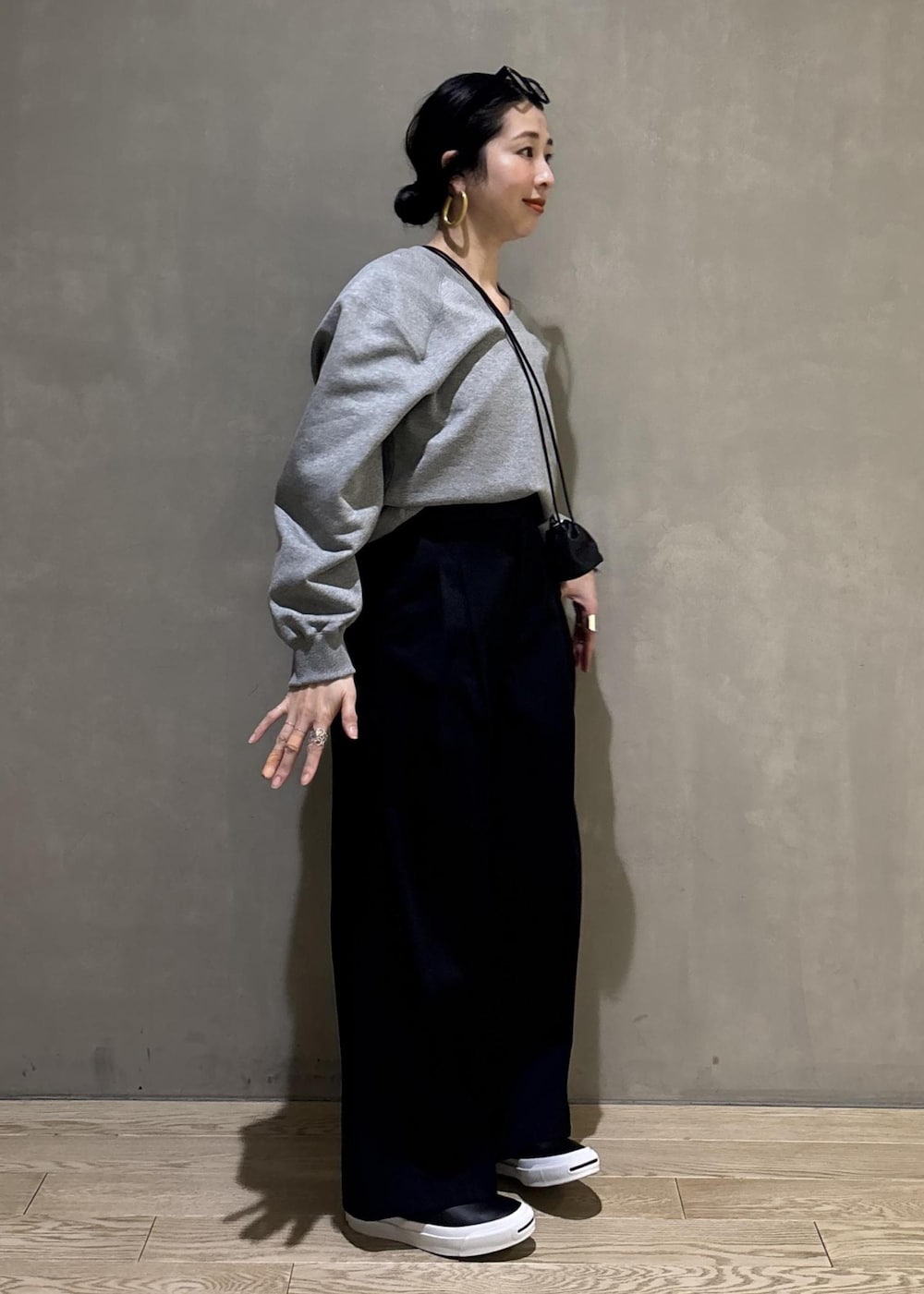 ブラック系のショルダーバッグ、グレー系のスウェット、ブラック系のその他パンツを着用したレディースの冬コーディネートの3枚目の写真