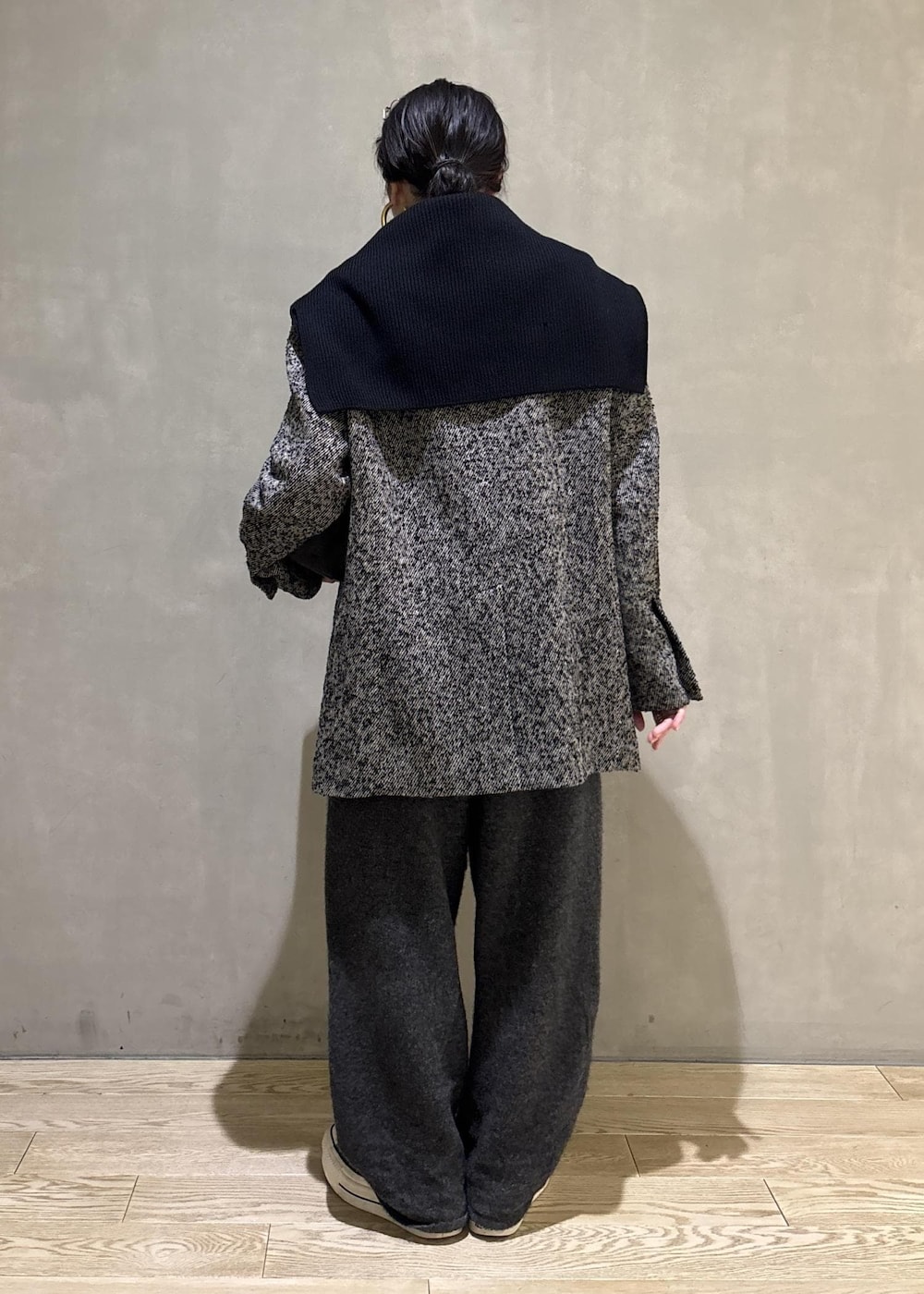 グレー系のテーラードジャケット、グレー系のその他パンツ、ブラック系のショルダーバッグを着用したレディースの冬コーディネートの8枚目の写真