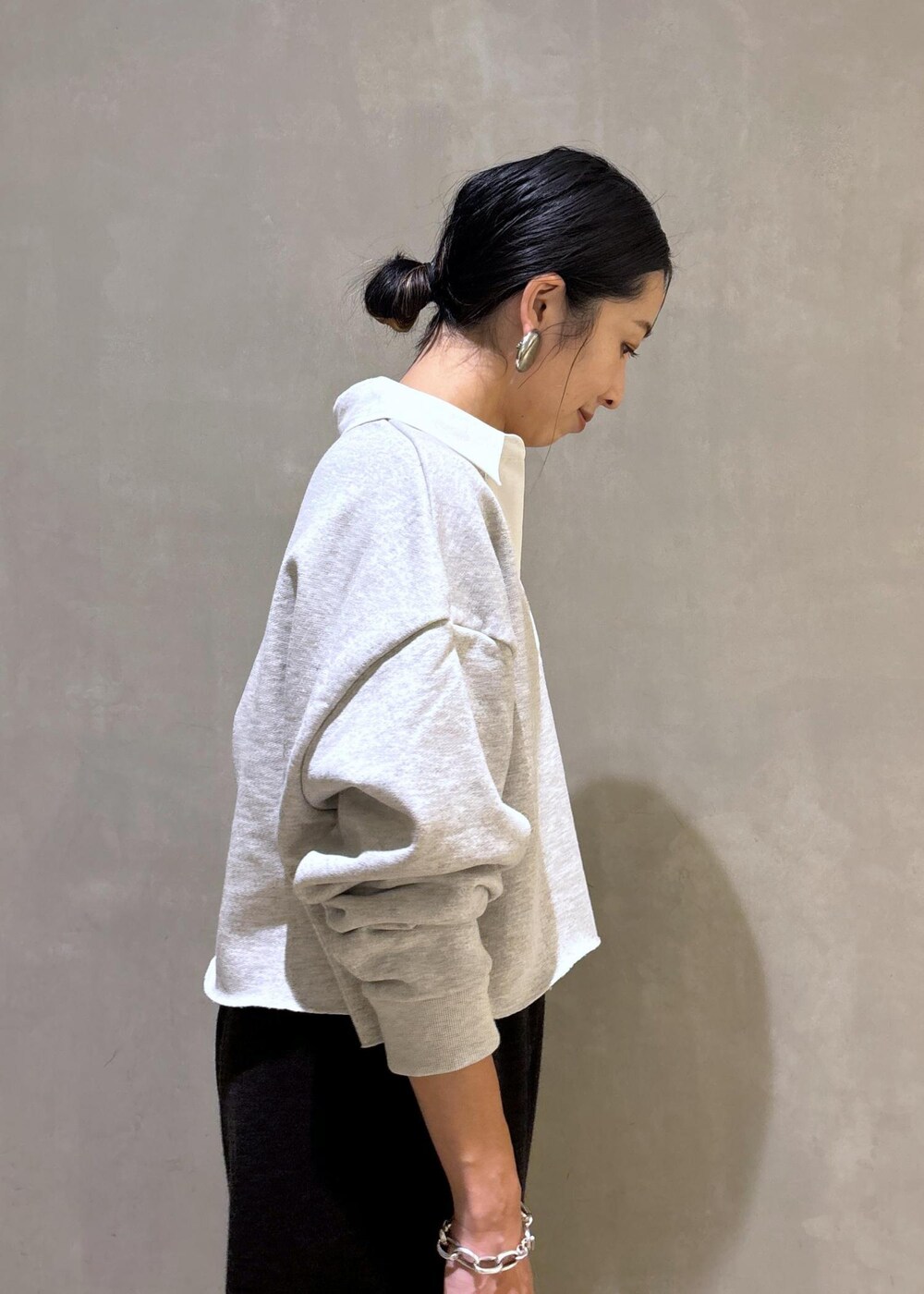 グレー系のその他パンツ、ブラック系のトートバッグ、ホワイト系のTシャツ/カットソーを着用したレディースの秋コーディネートの7枚目の写真