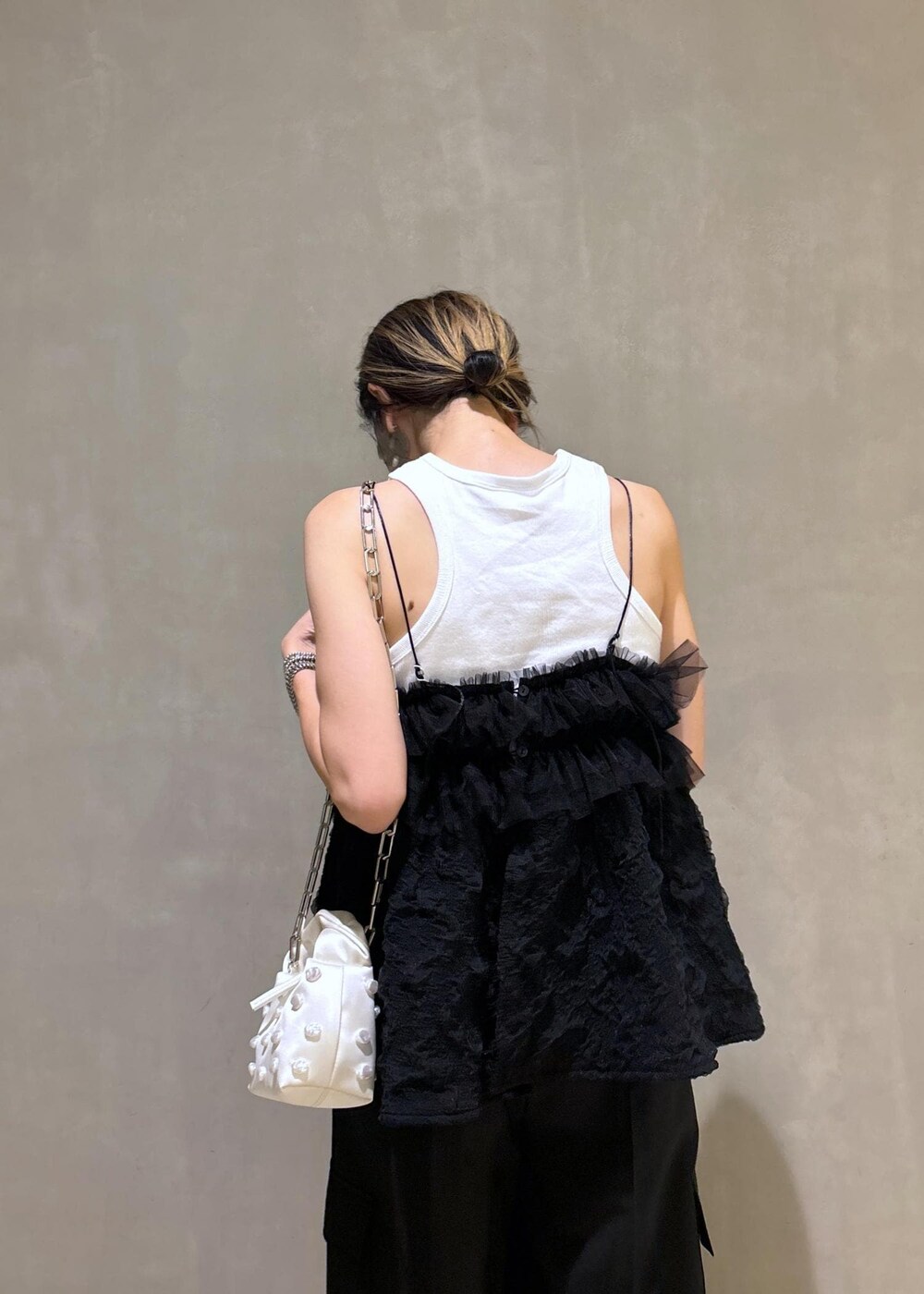 ホワイト系のタンクトップ、ブラック系のその他パンツ、ホワイト系のショルダーバッグを着用したレディースの夏コーディネートの10枚目の写真