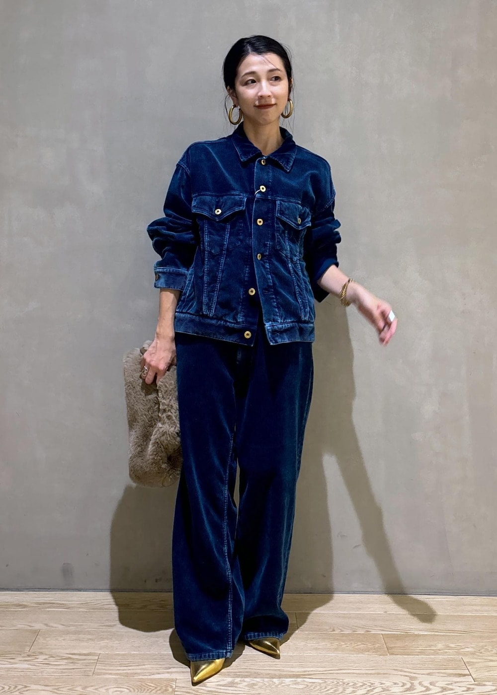 ゴールド系のその他シューズ、ベージュ系のショルダーバッグを着用したレディースの秋コーディネートの2枚目の写真