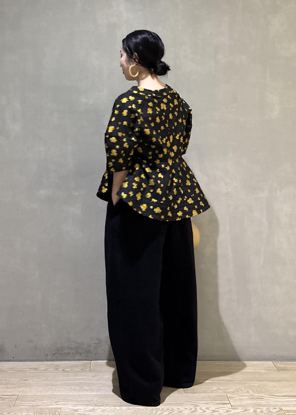 ブラック系のシャツ/ブラウス、ブラック系のその他パンツ、イエロー系のキーホルダーを着用したレディースの冬コーディネートの3枚目の写真