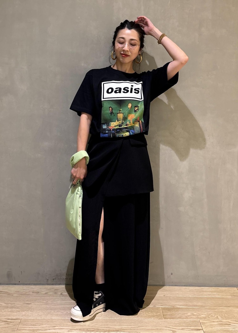 グリーン系のTシャツ/カットソー、グリーン系のハンドバッグを着用したレディースの夏コーディネートの2枚目の写真