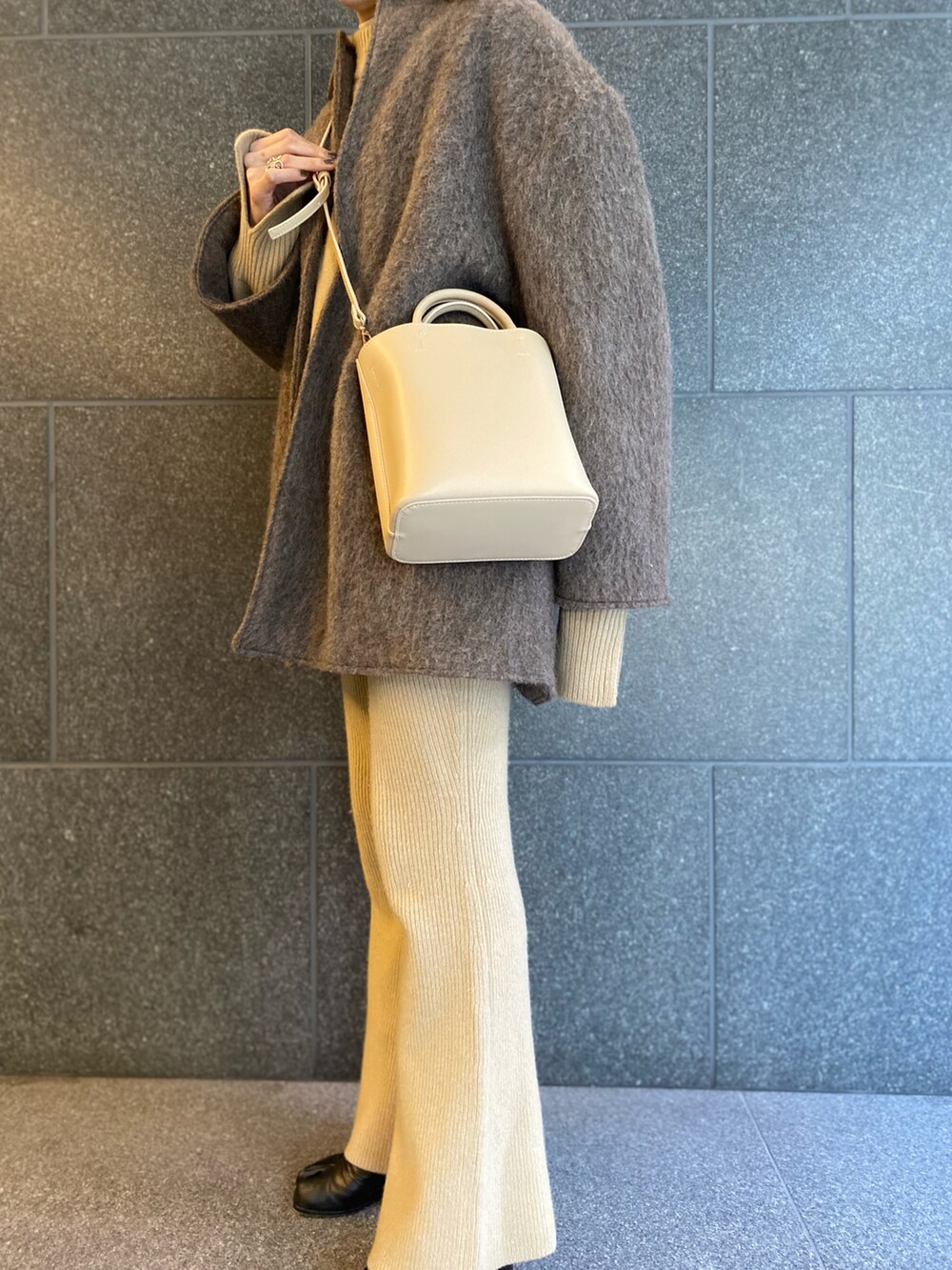 ベージュ系のその他パンツ、ベージュ系のジャケット/アウター、ベージュ系のニット/セーターを着用したレディースの春コーディネートの3枚目の写真