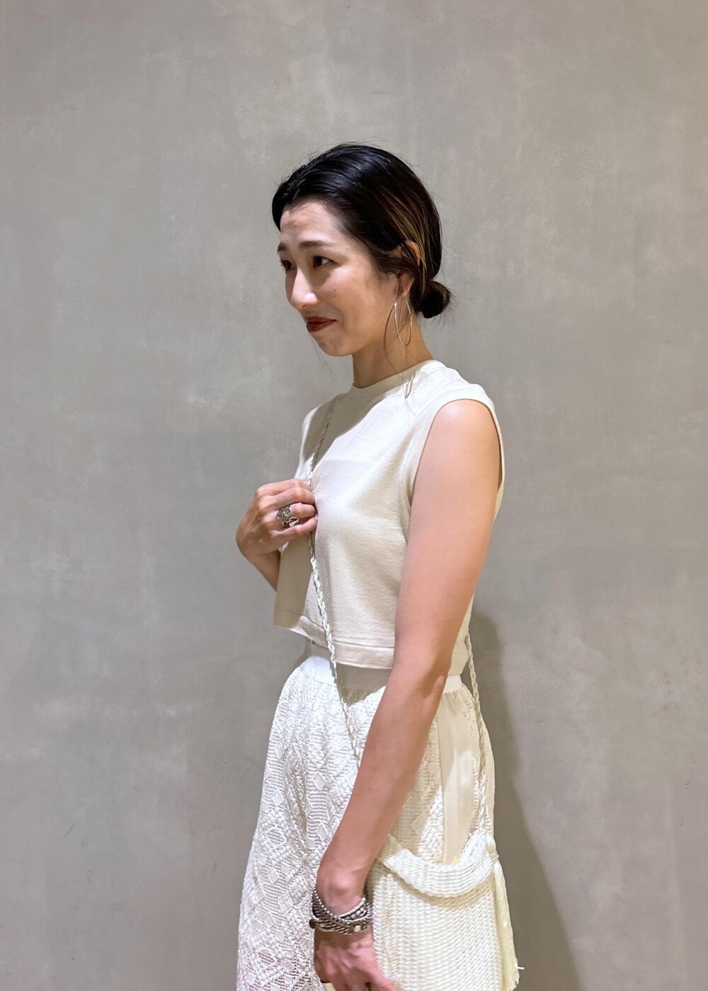 ホワイト系のその他パンツを着用したレディースの夏コーディネートの9枚目の写真