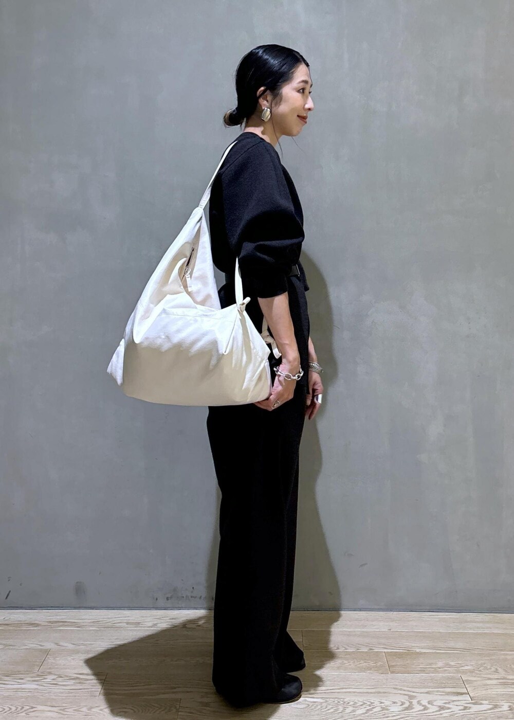 グレー系のカーディガン/ボレロ、グレー系のその他パンツ、ホワイト系のボディバッグ/ウエストポーチを着用したレディースの夏コーディネートの2枚目の写真