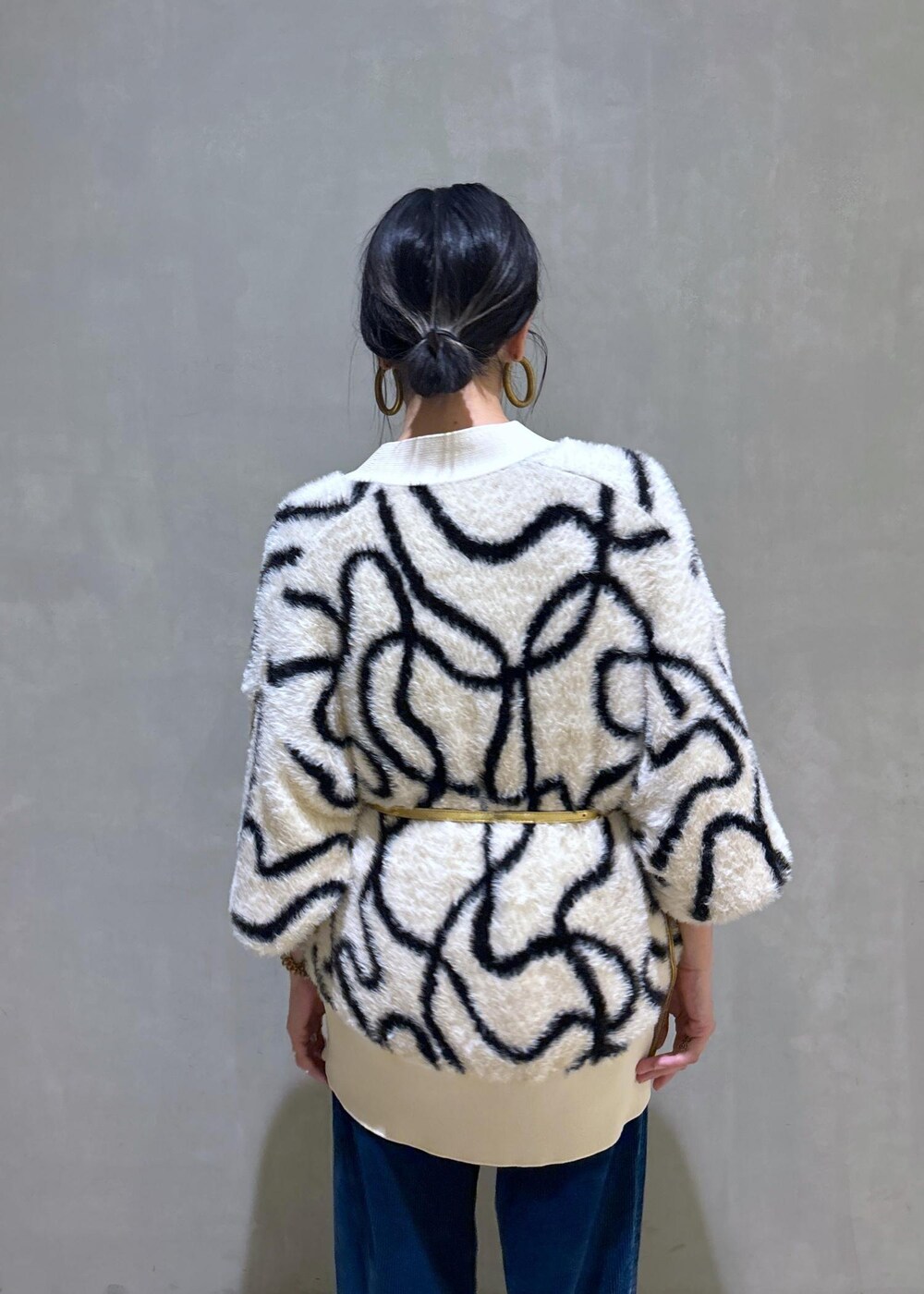 ゴールド系のその他シューズ、ゴールド系のショルダーバッグ、ホワイト系のカーディガン/ボレロを着用したレディースの秋コーディネートの10枚目の写真