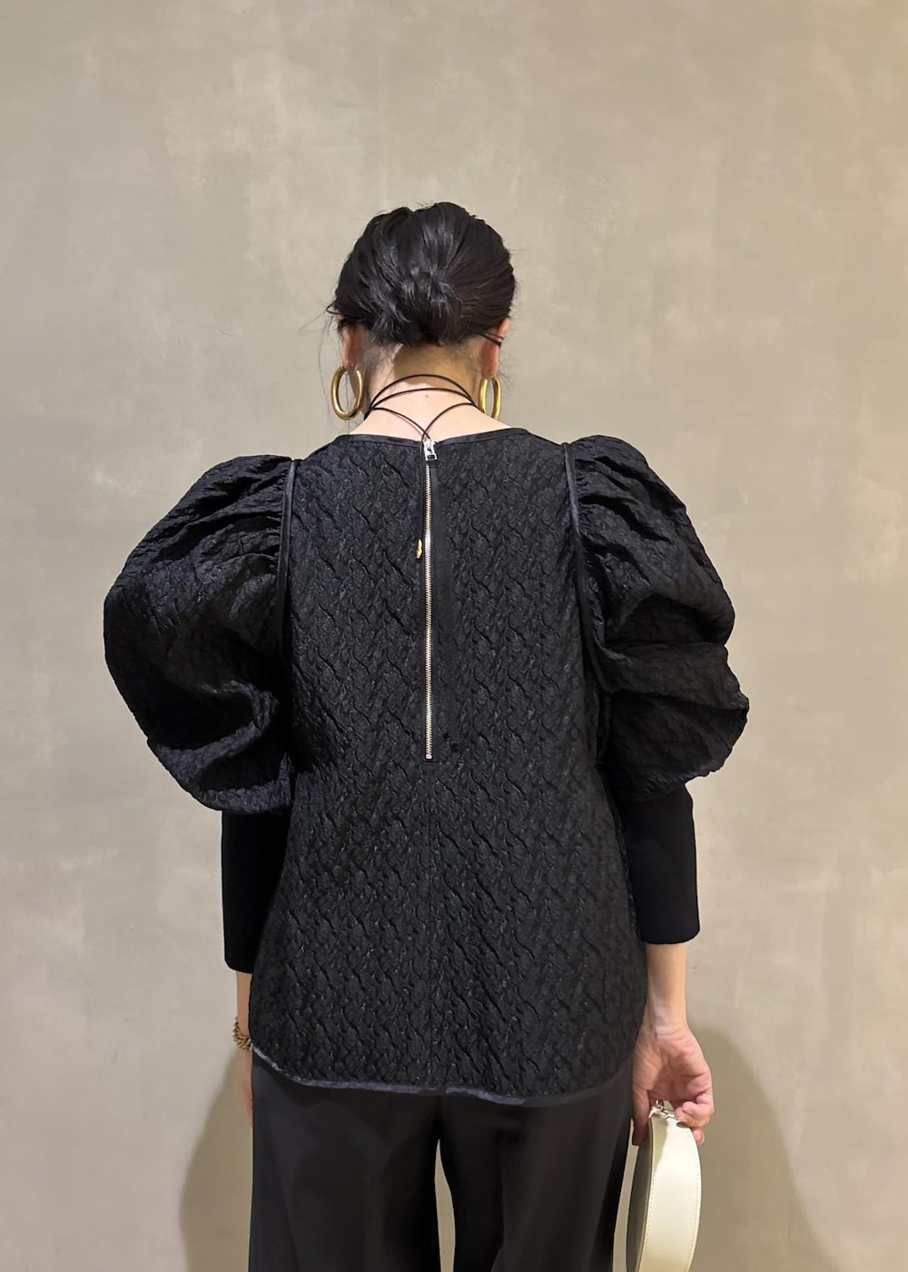 ブラック系のサンダル、ブラック系のスラックス、ブラック系のTシャツ/カットソーを着用したレディースの冬コーディネートの9枚目の写真