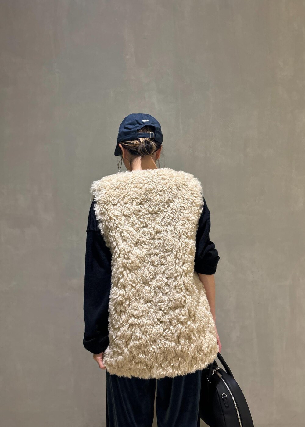 ブラック系のTシャツ/カットソー、ホワイト系のパンプス、ベージュ系のその他アウターを着用したレディースの秋コーディネートの10枚目の写真