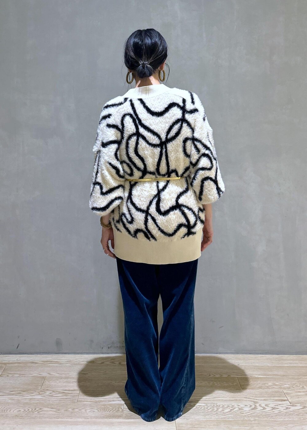 ゴールド系のその他シューズ、ゴールド系のショルダーバッグ、ホワイト系のカーディガン/ボレロを着用したレディースの秋コーディネートの7枚目の写真