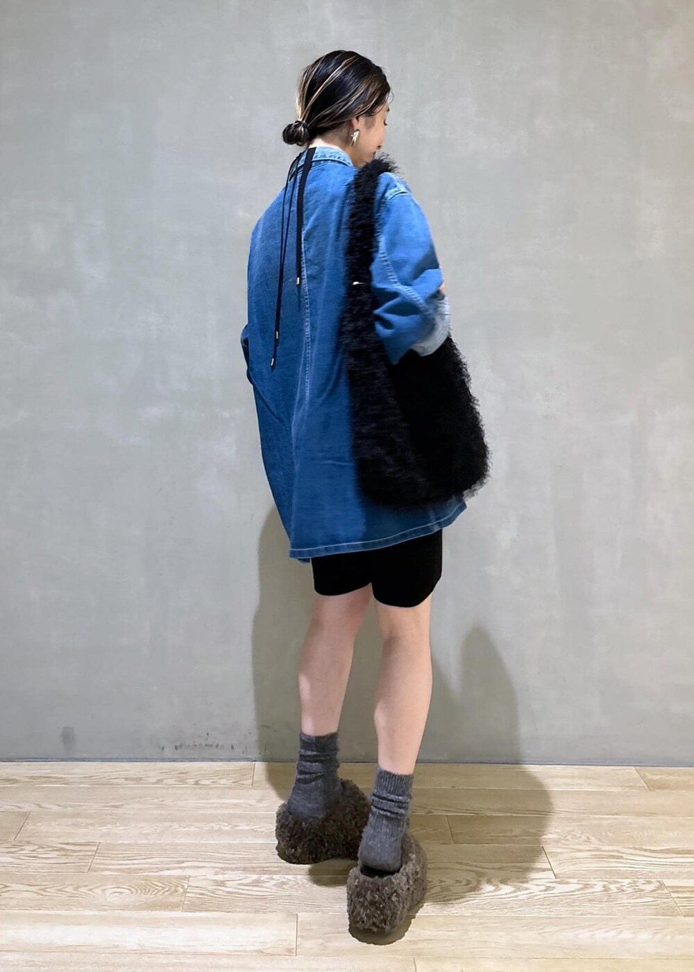 ブラック系のその他パンツ、ブラウン系のサンダル、ブラック系のハンドバッグを着用したレディースの夏コーディネートの5枚目の写真