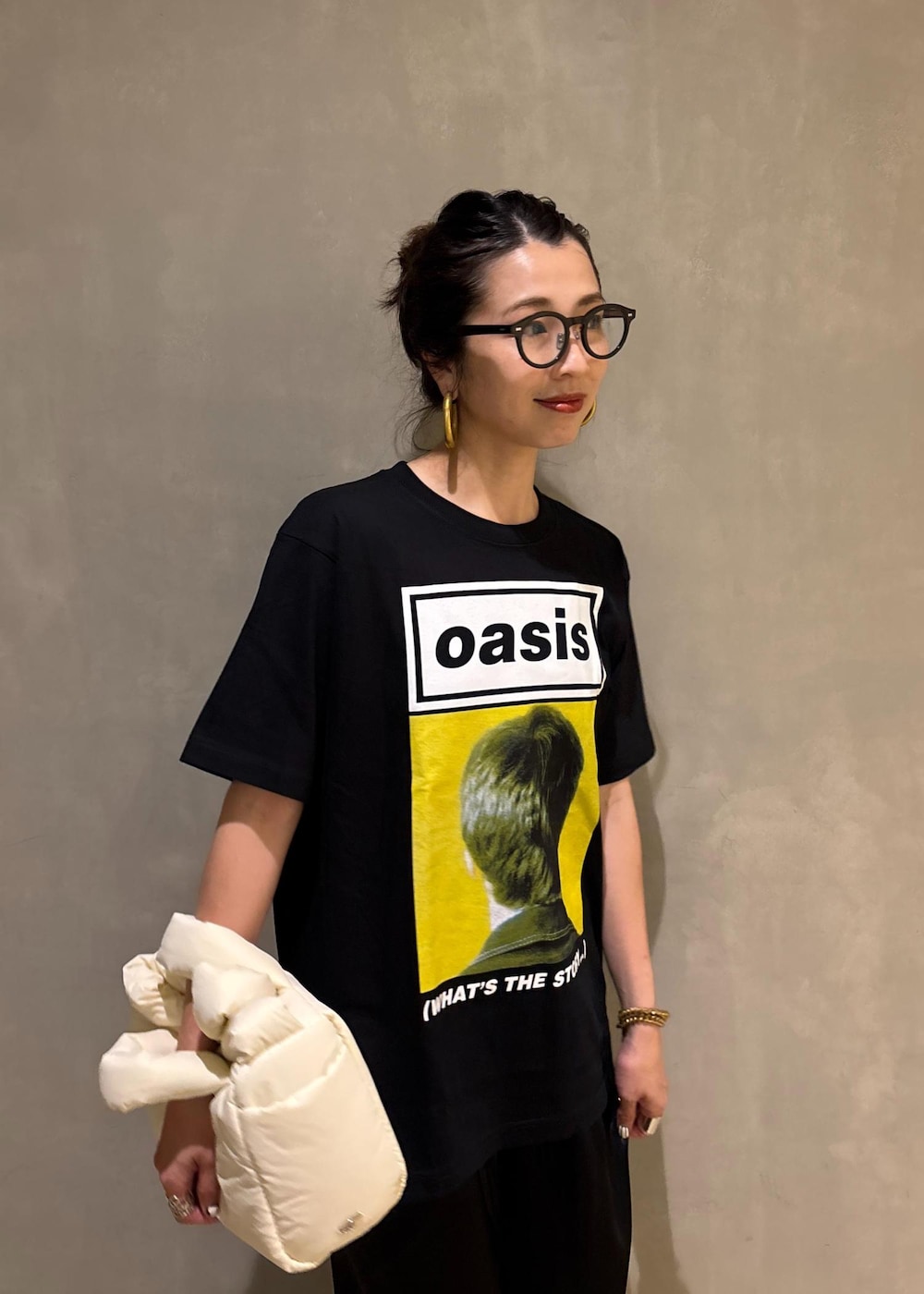 ブラック系のスラックス、イエロー系のTシャツ/カットソーを着用したレディースの夏コーディネートの6枚目の写真