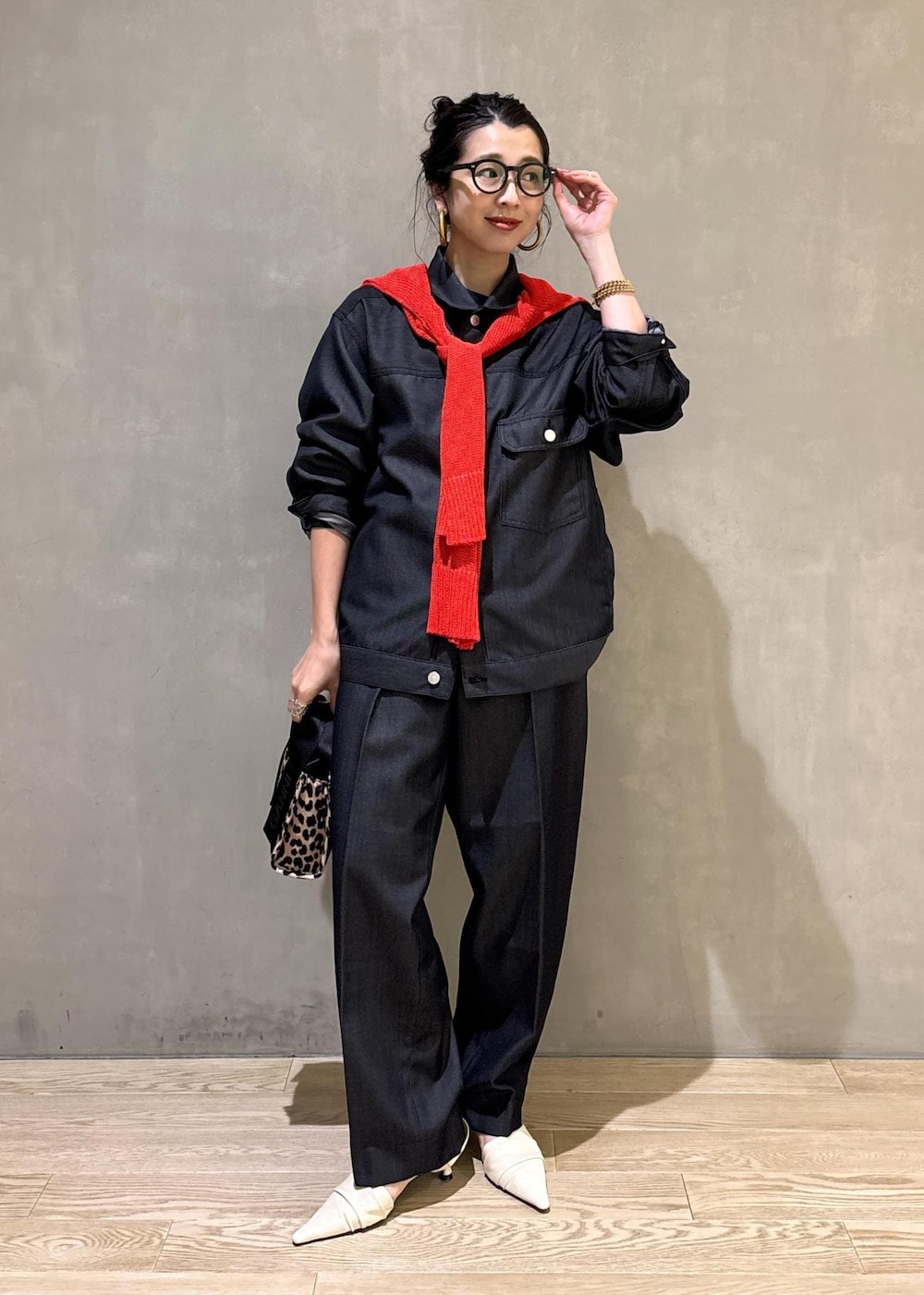 ホワイト系のサンダル、レッド系のTシャツ/カットソー、ベージュ系のショルダーバッグを着用したレディースの夏コーディネートの2枚目の写真