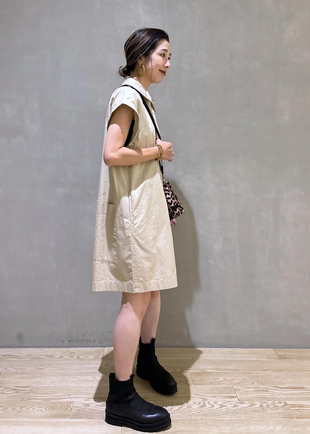 ベージュ系のつなぎ/オールインワン、ベージュ系のトートバッグを着用したレディースの夏コーディネートの4枚目の写真
