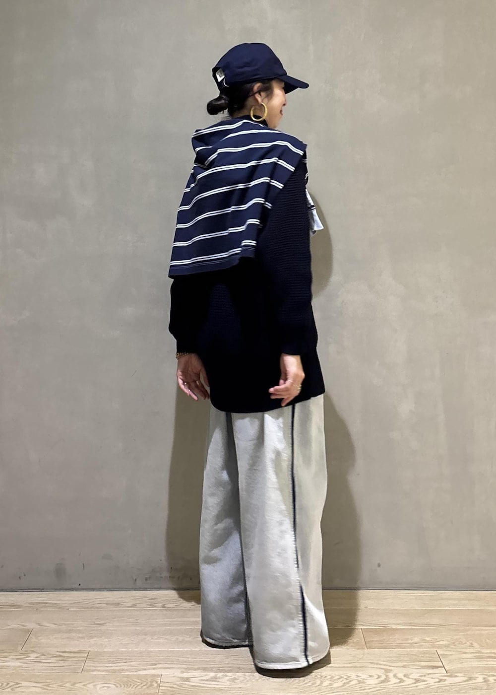 ブルー系のデニムパンツ、ブラック系のショルダーバッグを着用したレディースの秋コーディネートの4枚目の写真