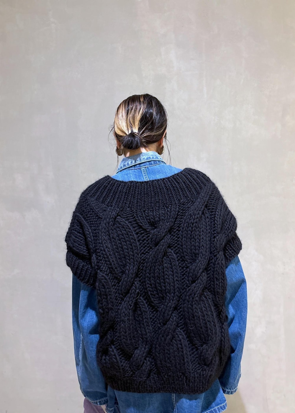 パープル系のハンドバッグ、ブルー系のカバーオール、ブルー系のデニムパンツを着用したレディースの夏コーディネートの8枚目の写真