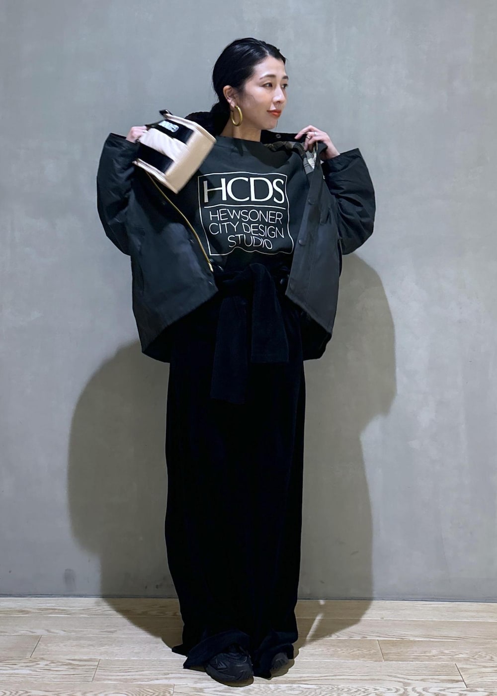 「Barbour、バブアー、チャンピオン、TRANSPORT、Champion for ADAM ET ROPE'、Champion、秋コーデ、お出かけコーデ、アウトドアコーデ、大人カジュアル、パンツスタイル、ADAM ET ROPÉ、ナチュラル、イエベ春、ノーマル」｜「GANNIの【GANNI for ADAM ET ROPE'】Recycled tech Mini Tote（トートバッグ、ベージュ系）」を使った、SAKIさん（レディース・154cm）の秋コーディネートの4枚目の写真