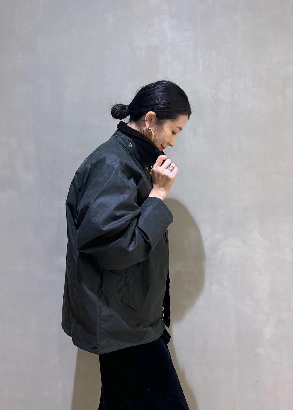 「Barbour、バブアー、チャンピオン、TRANSPORT、Champion for ADAM ET ROPE'、Champion、秋コーデ、お出かけコーデ、アウトドアコーデ、大人カジュアル、パンツスタイル、ADAM ET ROPÉ、ナチュラル、イエベ春、ノーマル」｜「GANNIの【GANNI for ADAM ET ROPE'】Recycled tech Mini Tote（トートバッグ、ベージュ系）」を使った、SAKIさん（レディース・154cm）の秋コーディネートの10枚目の写真