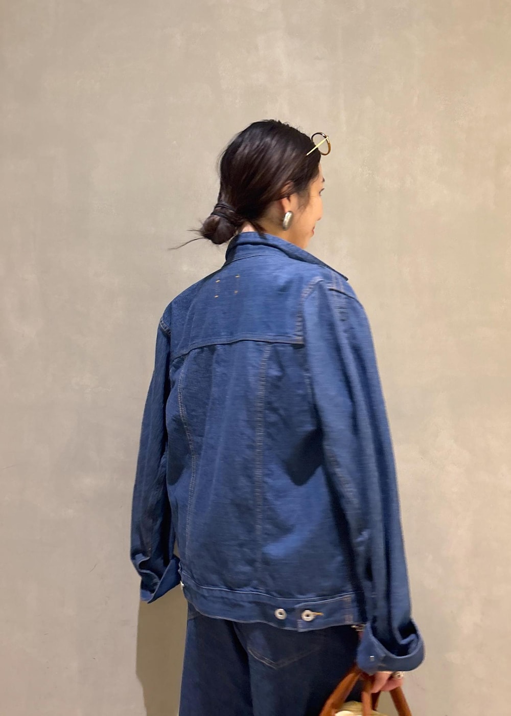 ブルー系のブルゾン、ブルー系のデニムパンツ、ホワイト系のTシャツ/カットソーを着用したレディースの春コーディネートの9枚目の写真