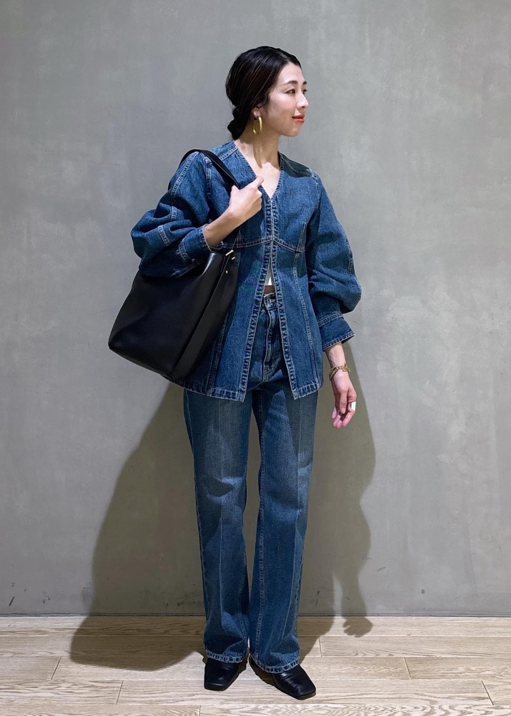 ブルー系のシャツ/ブラウス、ブルー系のデニムパンツ、ブラック系のショルダーバッグを着用したレディースの冬コーディネートの7枚目の写真