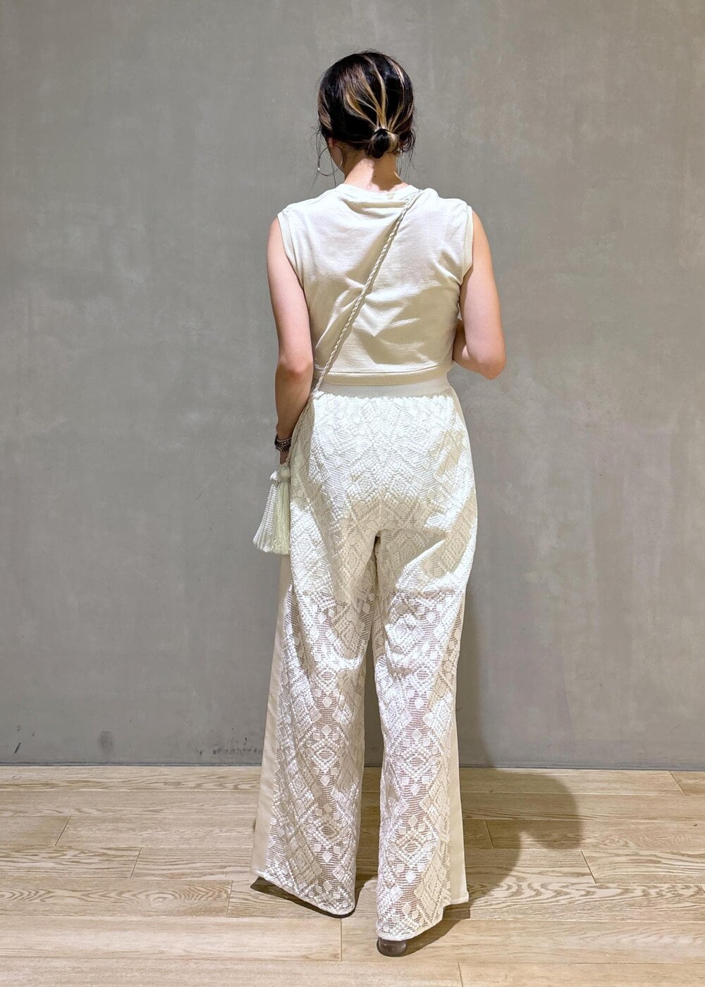 ホワイト系のその他パンツを着用したレディースの夏コーディネートの5枚目の写真