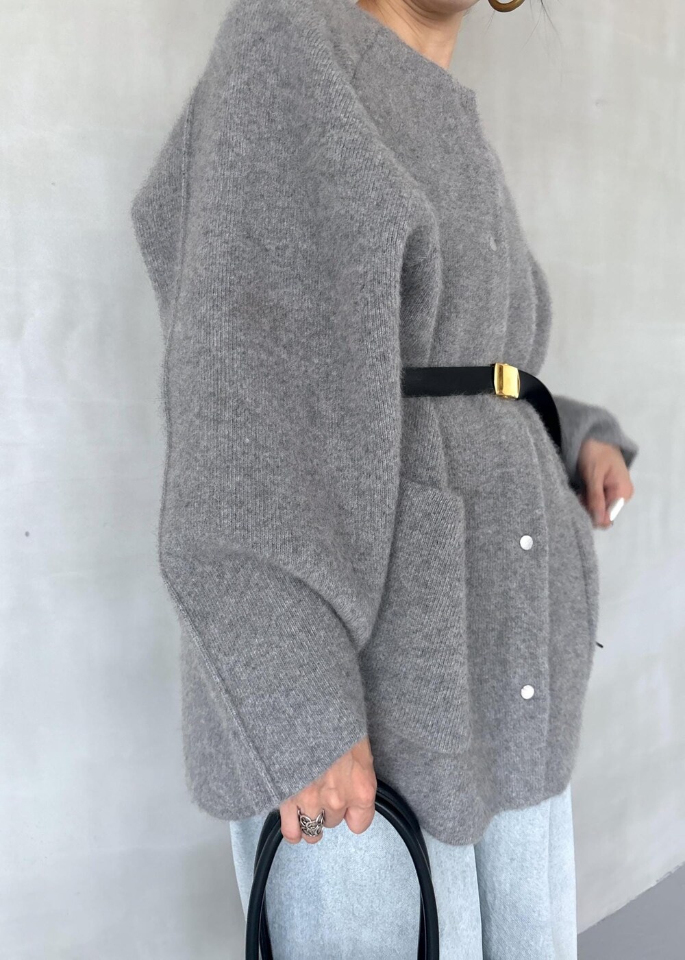 ゴールド系のパンプス、ブルー系のその他パンツ、ブラック系のボストンバッグを着用したレディースの秋コーディネートの9枚目の写真