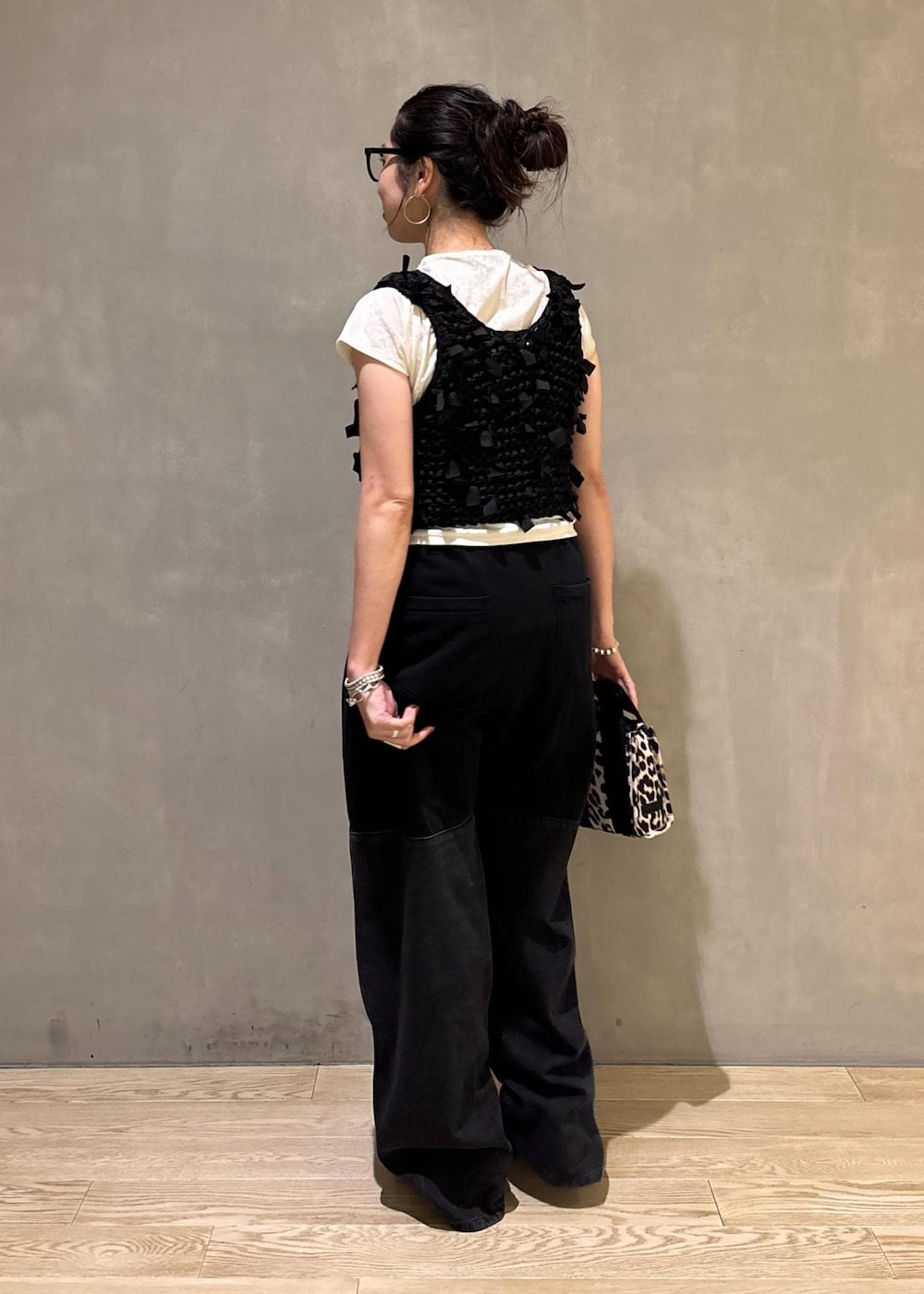 ホワイト系のTシャツ/カットソー、ベージュ系のショルダーバッグ、ブラック系のベストを着用したレディースの夏コーディネートの5枚目の写真