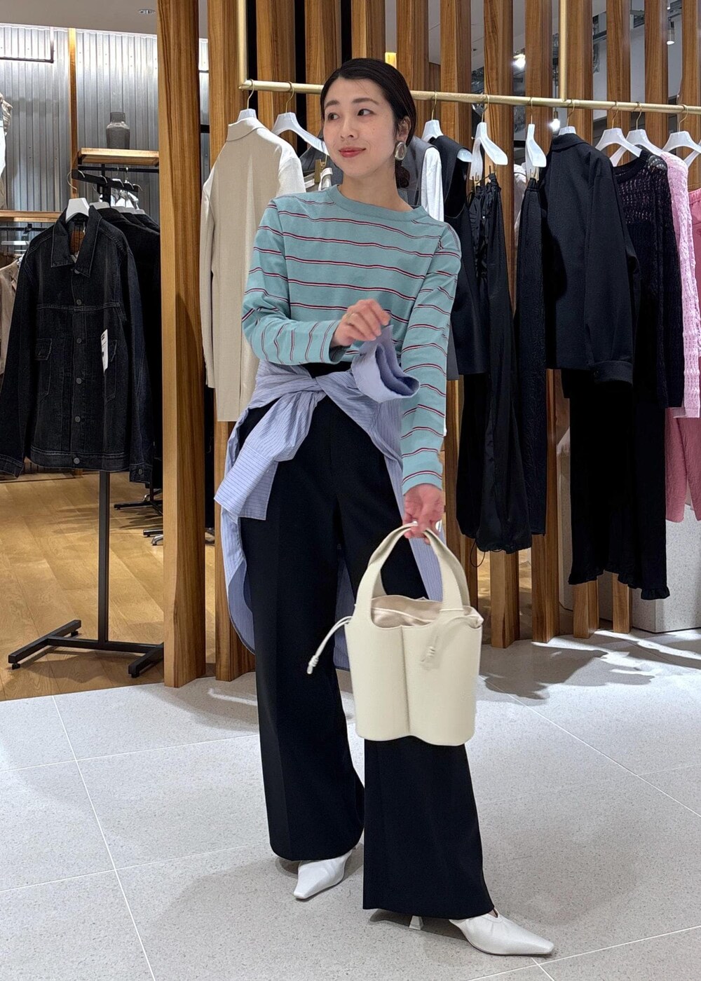 ホワイト系のパンプス、ブルー系のTシャツ/カットソー、ブルー系のシャツ/ブラウスを着用したレディースの冬コーディネートの3枚目の写真