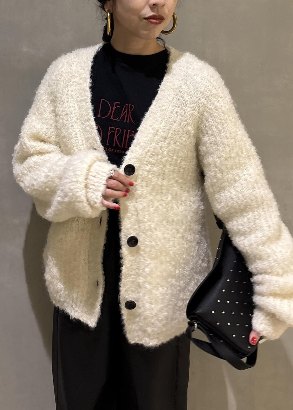 ブラック系のその他パンツ、ホワイト系のカーディガン/ボレロを着用したレディースの秋コーディネートの9枚目の写真