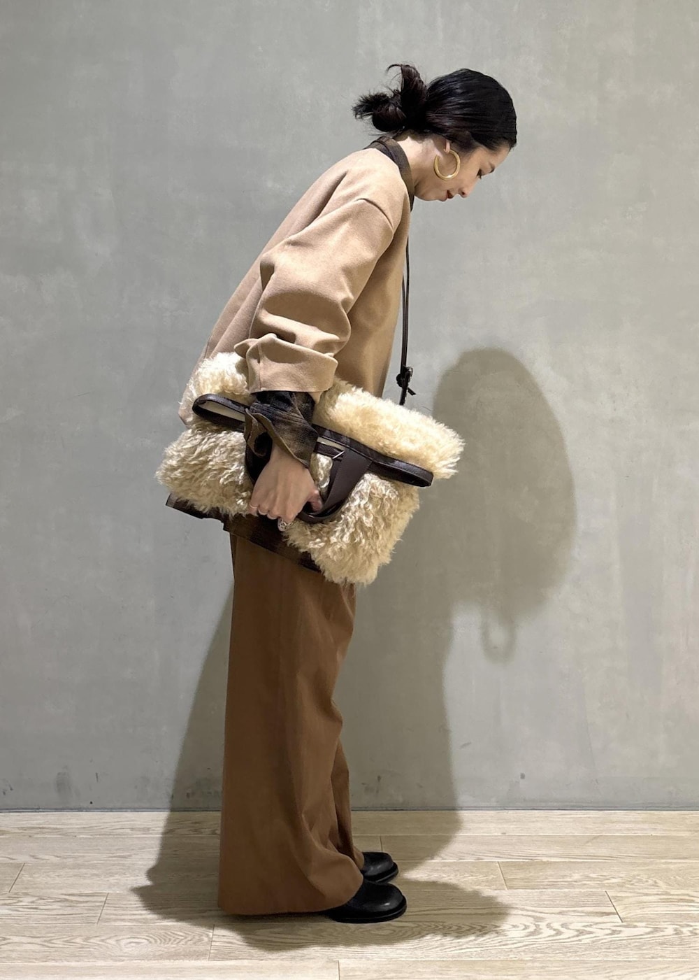 ブラック系のサンダル、イエロー系のその他パンツ、ベージュ系のTシャツ/カットソーを着用したレディースの秋コーディネートの5枚目の写真