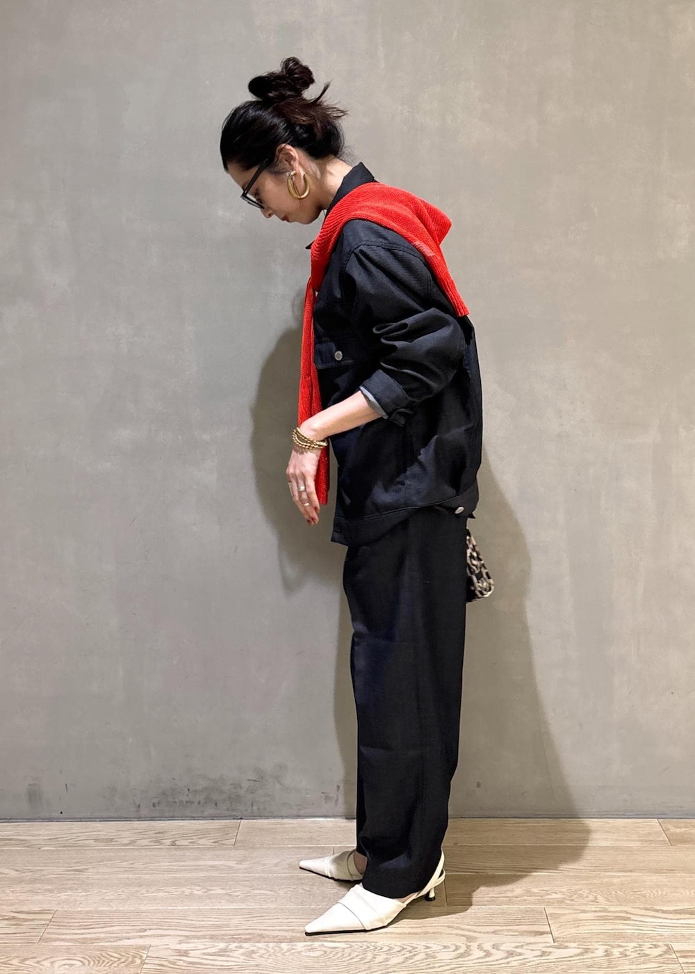 ホワイト系のサンダル、レッド系のTシャツ/カットソー、ベージュ系のショルダーバッグを着用したレディースの夏コーディネートの5枚目の写真